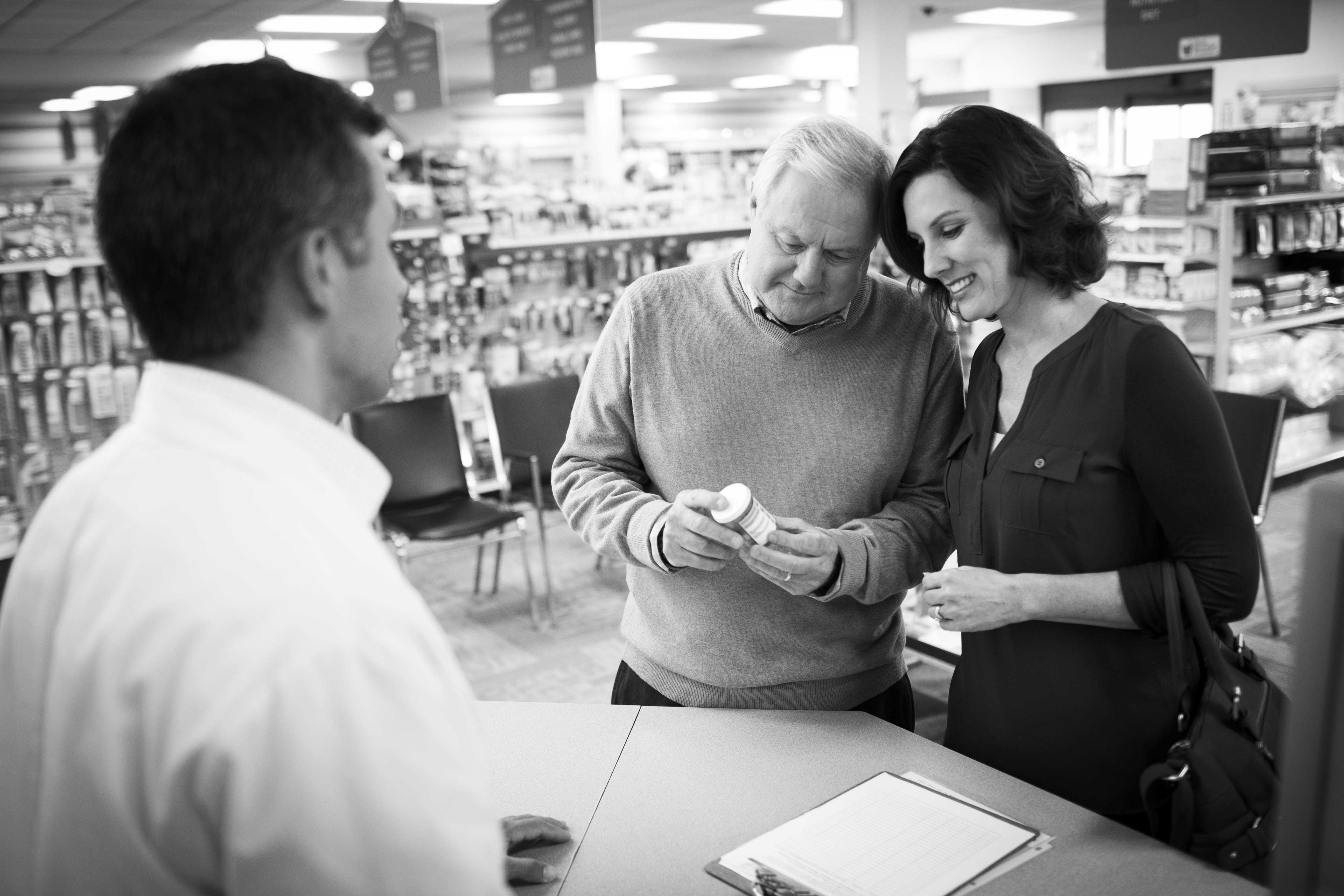 IP_FrontStore_Pharm_Customer_Consult_GNP_Pickup_023_BW