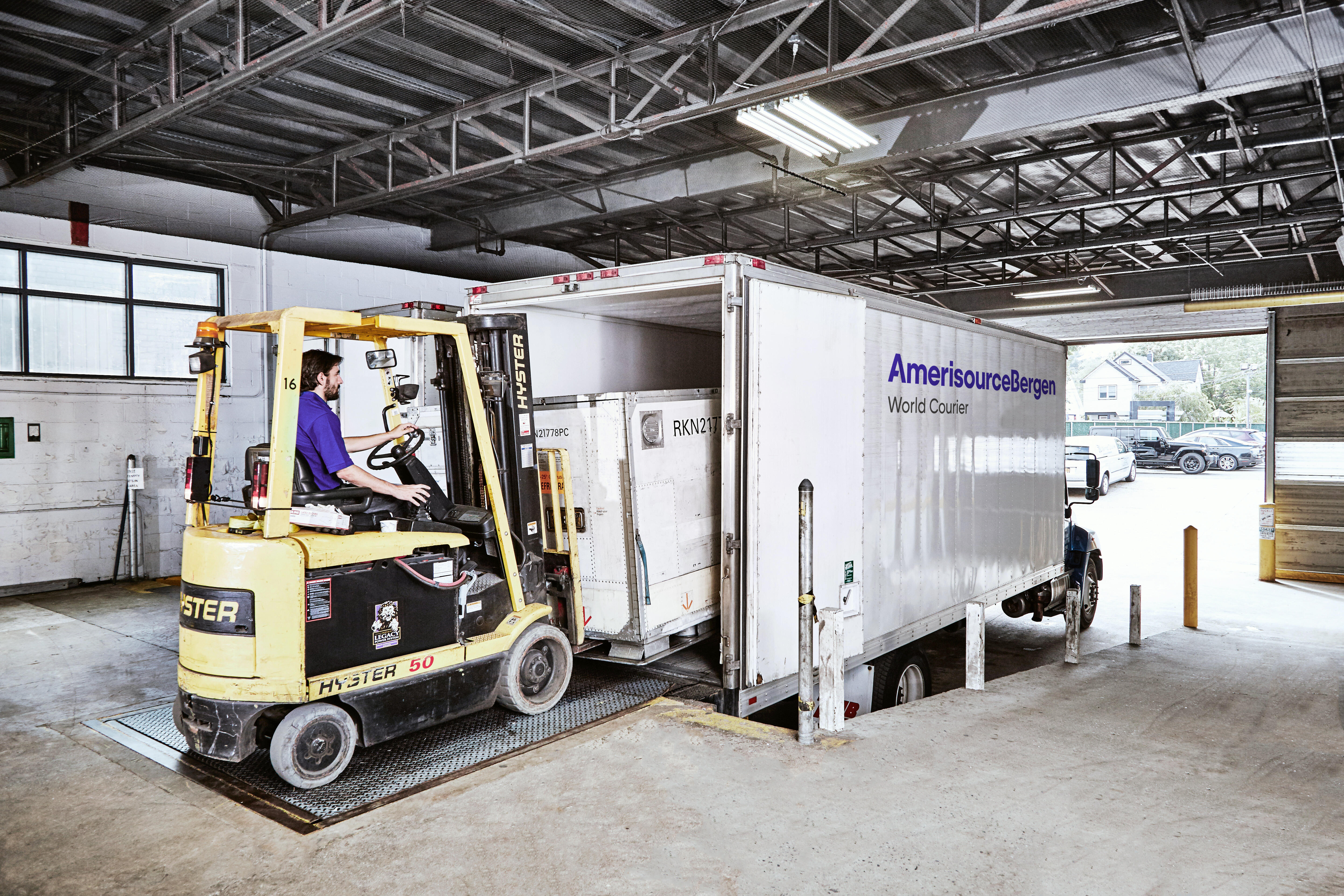 World Courier_Delivery Truck_NY_074-rev_RGB_Large_JPG